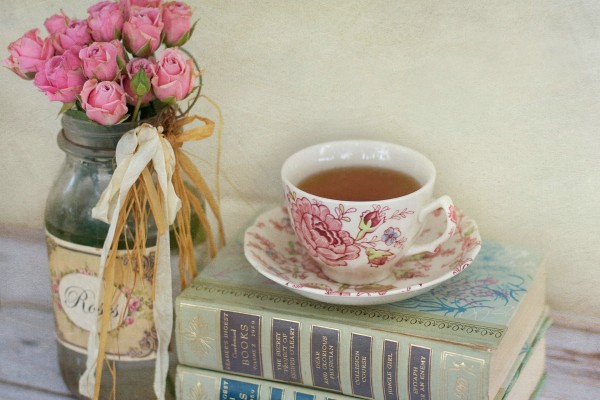 Bonita taza de té sobre unos libros