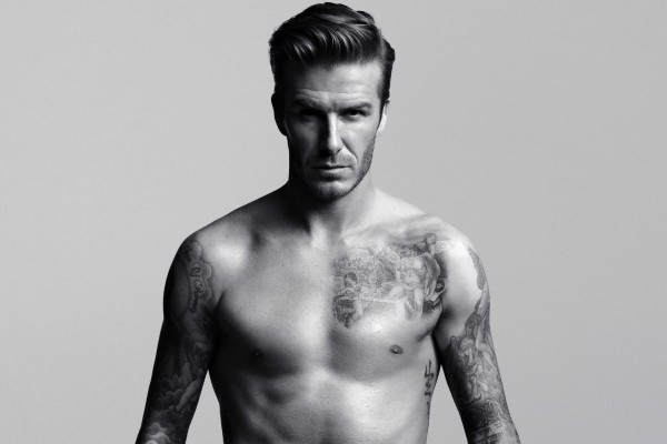 David Beckham mostrando sus tatuajes