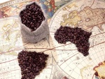 Granos de café sobre un mapamundi
