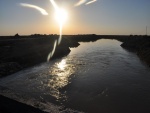 Sol iluminando el cauce de un río