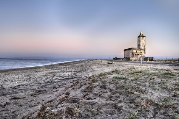 Iglesia abandonada junto a la playa de La Almadraba de Monteleva (Almeria, España)