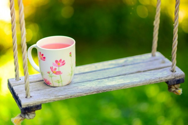 Taza de té sobre un columpio de madera