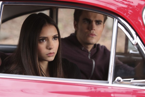 Stefan y Elena dentro de un coche (Cronicas Vampíricas)
