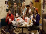 Los chicos de "The Big Bang Theory" tomando comida china