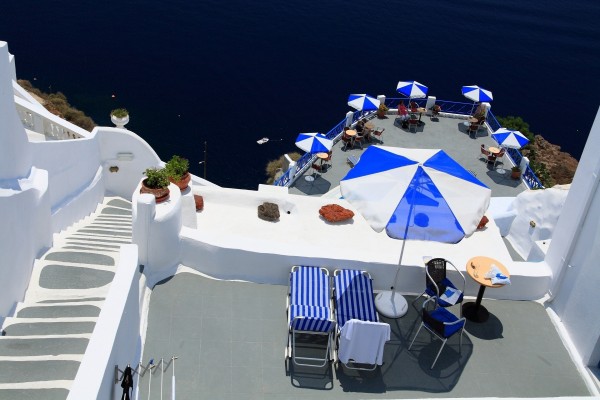 Personas disfrutando en un hotel de Santorini (Grecia)