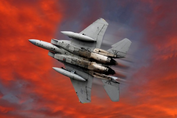 Un avión McDonnell Douglas F-15 Eagle surcando el cielo