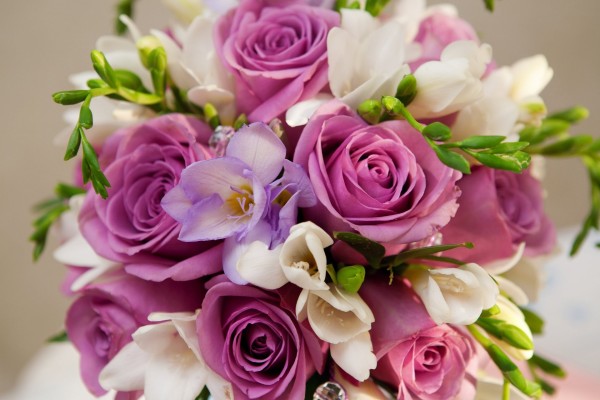 Bouquet de rosas y fresias