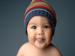 Un simpático bebé con un gorrito de lana