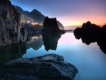 Luces de Porto Moniz reflejadas en el mar (Isla de Madeira, Portugal)