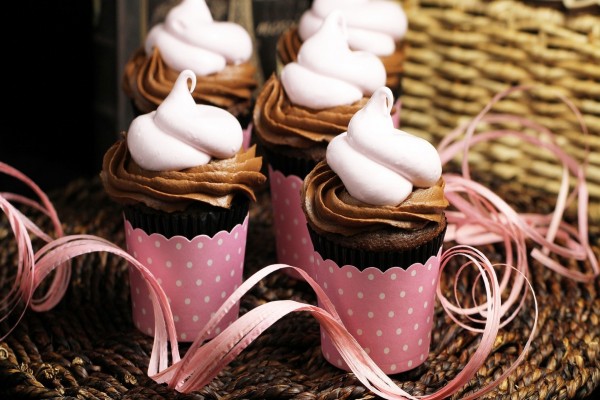 Unos bonitos cupcakes con chocolate y merengue
