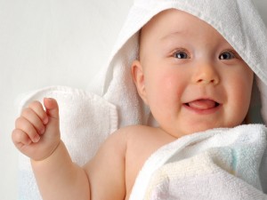 Postal: Bebé sonriendo tras el baño
