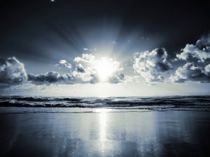 Postal: Sol reflejado en la orilla del mar