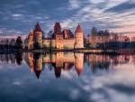 Castillo reflejado en el agua al amanecer