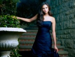 Elena con un bonito vestido (The Vampire Diaries)