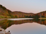 La tranquilidad de un lago en otoño
