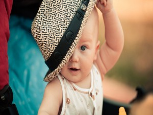 Postal: Bebé colocándose un sombrero
