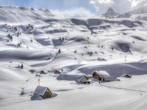 Valle y montañas cubiertos de nieve