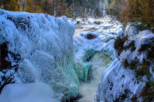 Nieve y hielo sobre las rocas de un río