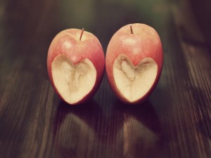 Corazones tallados en dos manzanas