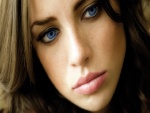 La cara de una chica de ojos azules