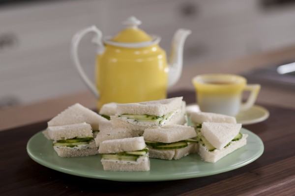 Pequeños sándwiches de pepino y queso crema