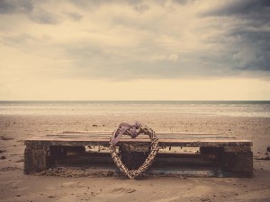 Corazón de mimbre en una playa