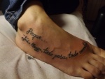 Frase tatuada en un pie