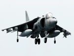 McDonnell Douglas AV-8B Harrier II preparado para aterrizar