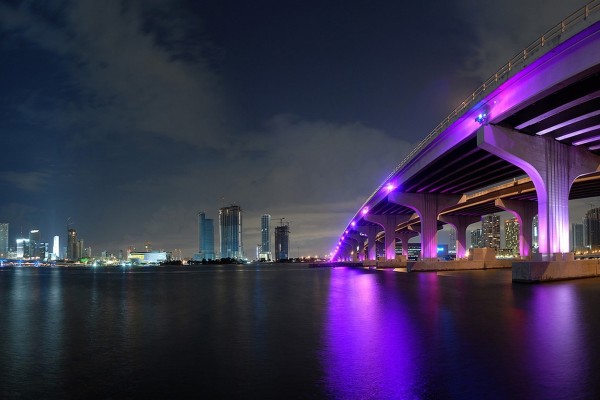 Magnífico puente con luces fucsias en la ciudad de Miami