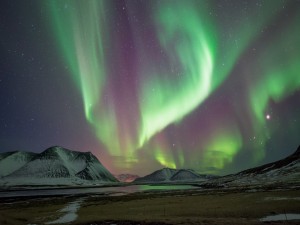 Aurora boreal y estrellas