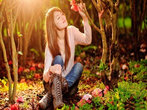 Chica sentada entre flores