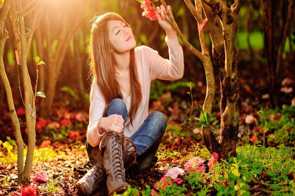 Chica sentada entre flores