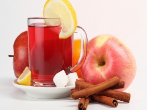 Manzanas junto a una taza de té