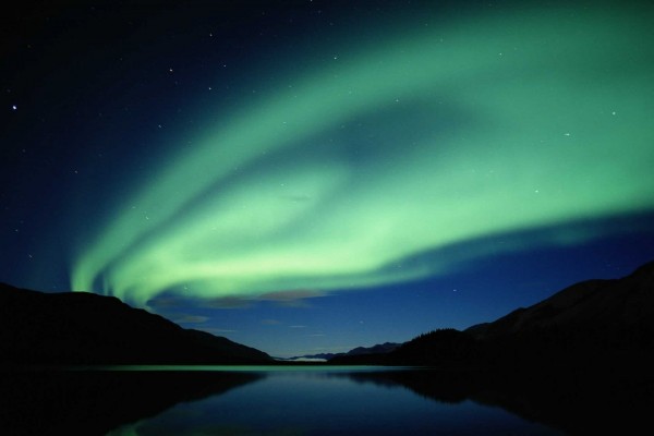 Aurora boreal sobre un lago