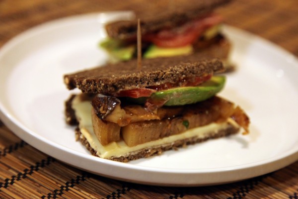Sándwich vegano en pan de centeno