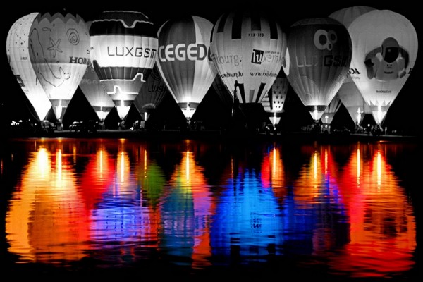 Globos aerostáticos reflejados en el agua