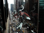 Figura abstracta con textura metalizada levitando sobre una gran ciudad