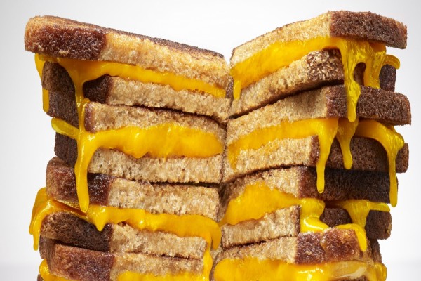 Torre de sándwiches de queso cheddar