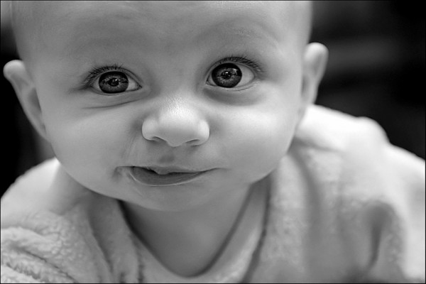 Imagen en blanco y negro de un bebé