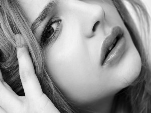 Imagen en blanco y negro de la actriz Chloë Moretz