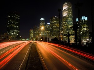 Carreteras iluminadas en una ciudad