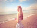 Chica feliz por estar en una playa