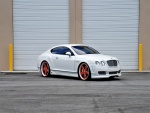 Un Bentley blanco con las llantas rojas