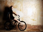 Chica montada en una bici