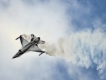 Un F-16 echando humo en el aire