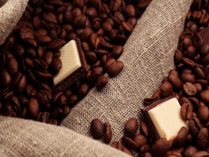 Postal: Chocolate entre granos de café