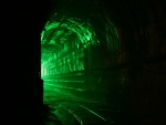 Túnel con una luz resplandeciente de color verde