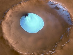 Asombrosa imagen de un cráter con agua en Marte