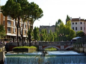 Río Sile a su paso por la bella ciudad de Treviso (Italia)