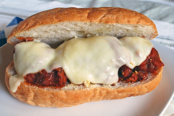 Bocadillo de albóndigas con tomate cubiertas de queso